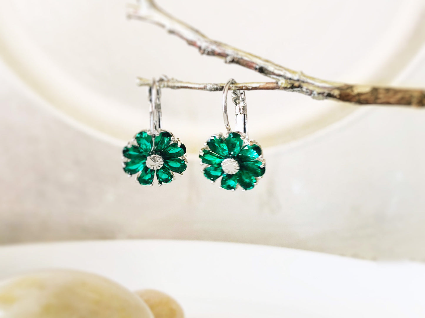 Emerald daisy flower dangle earrings, green flower drop earrings, May birthstone earrings, gift for mom, gift for her