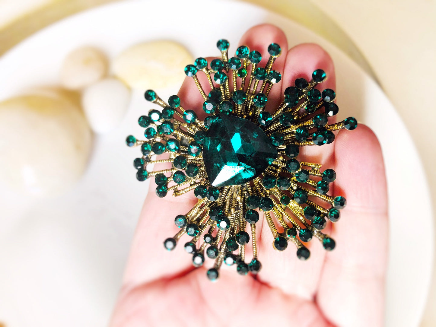 Emerald green starburst brooch pin, large green statement crystal pin pendant, gift for mom, gift for her