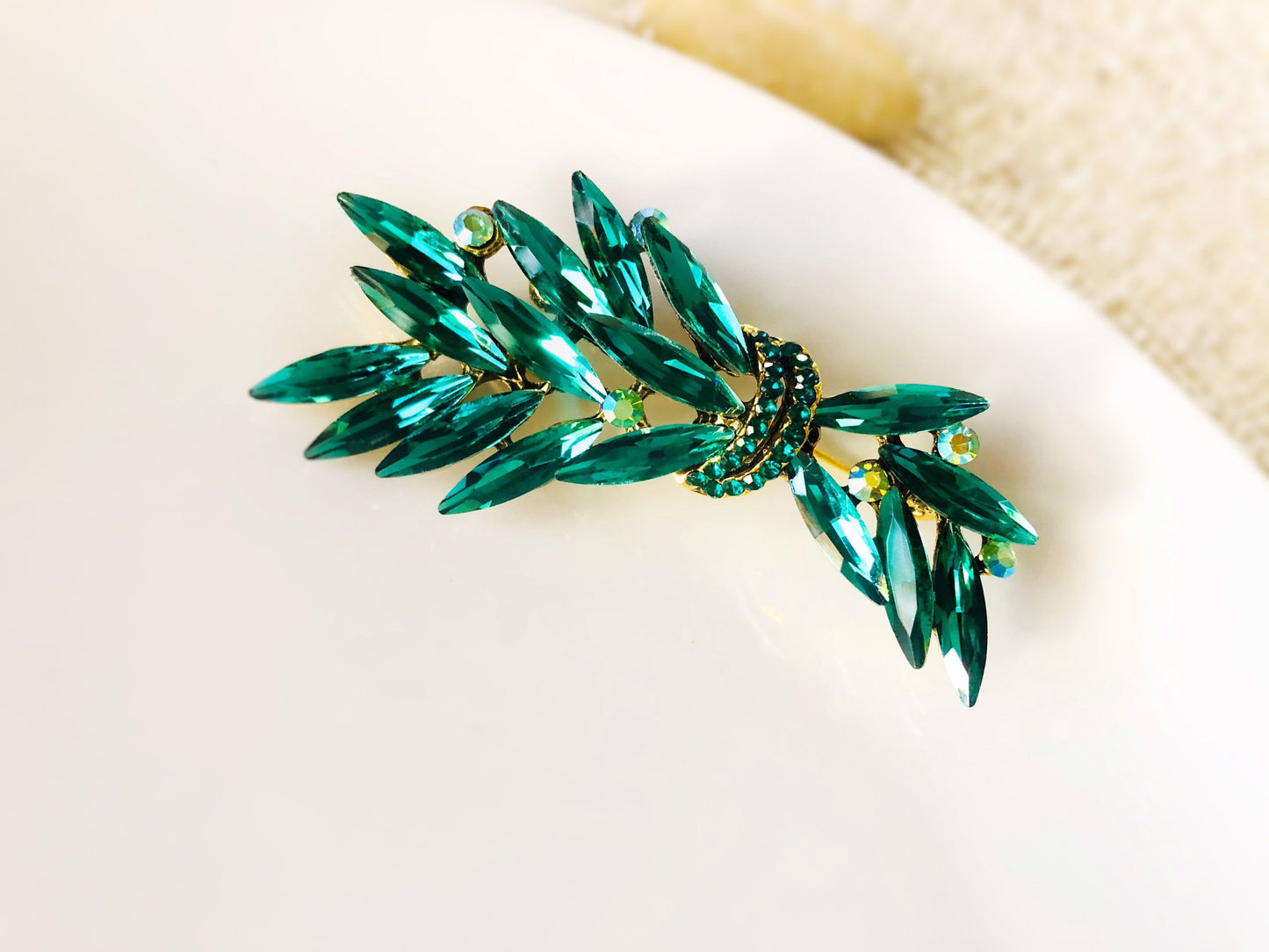 Emerald green brooch, bouquet brooch pin in antique gold, wedding brooch, gift for mom, gift for her