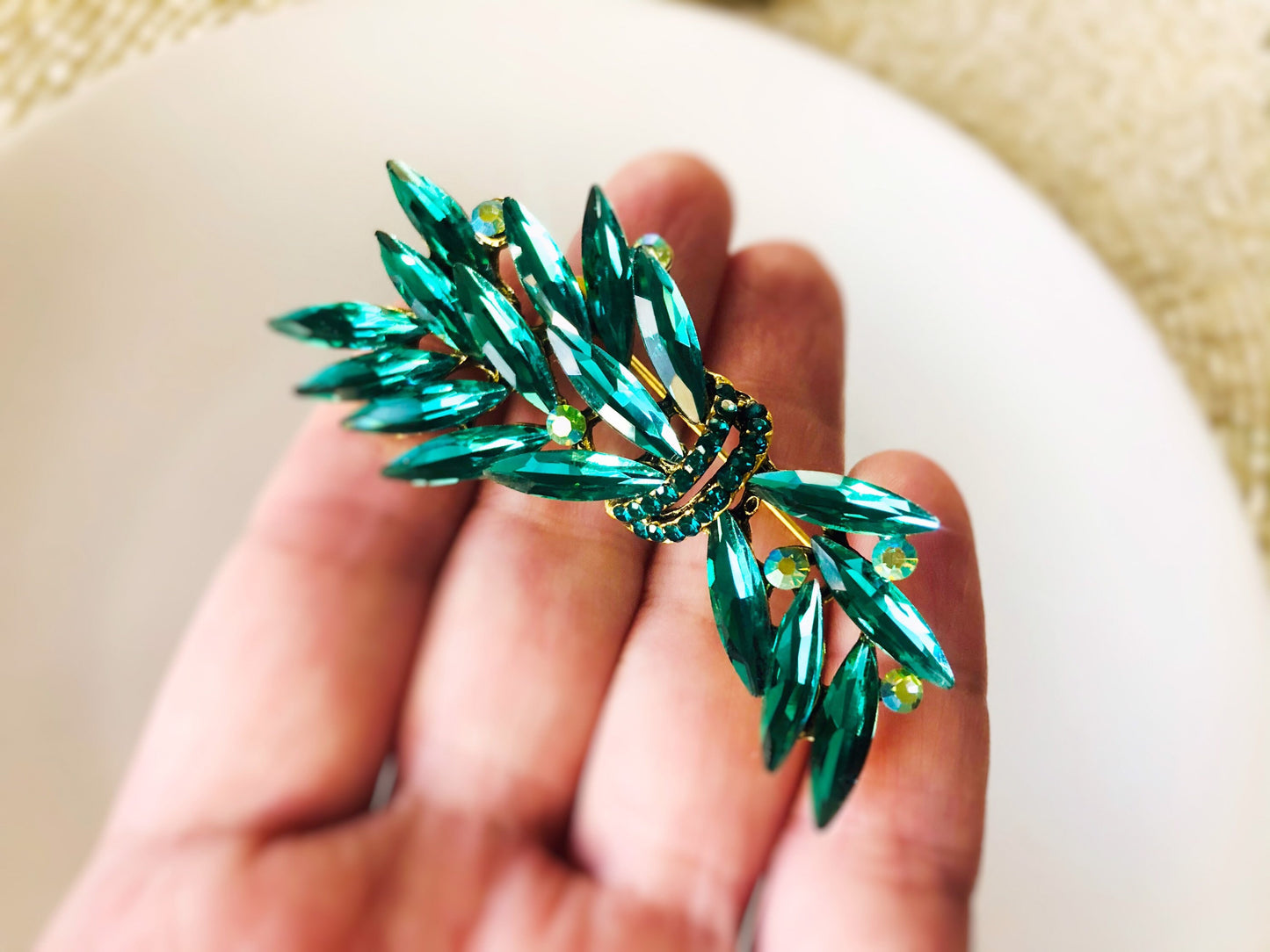 Emerald green brooch, bouquet brooch pin in antique gold, wedding brooch, gift for mom, gift for her