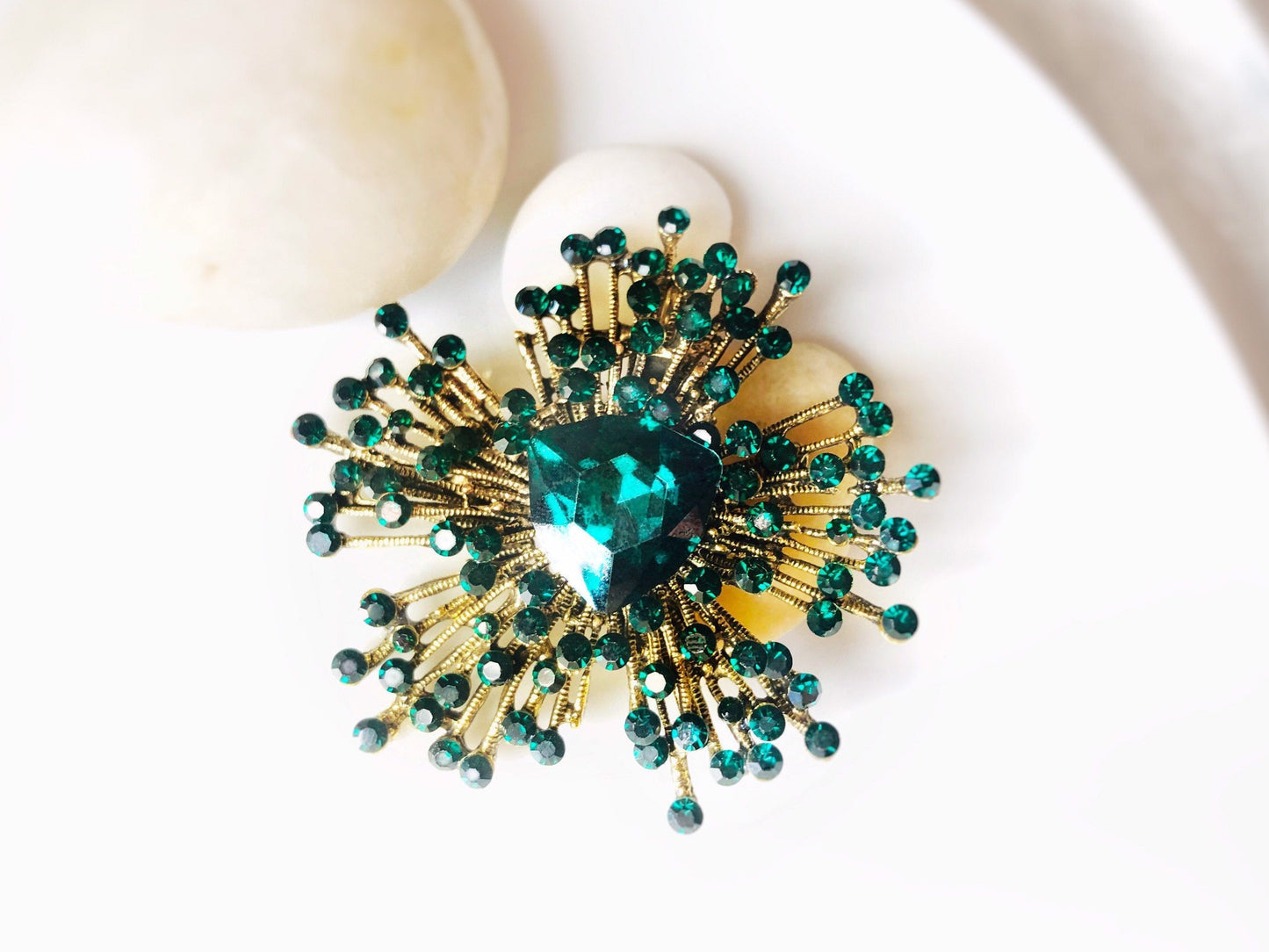 Emerald green starburst brooch pin, large green statement crystal pin pendant, gift for mom, gift for her