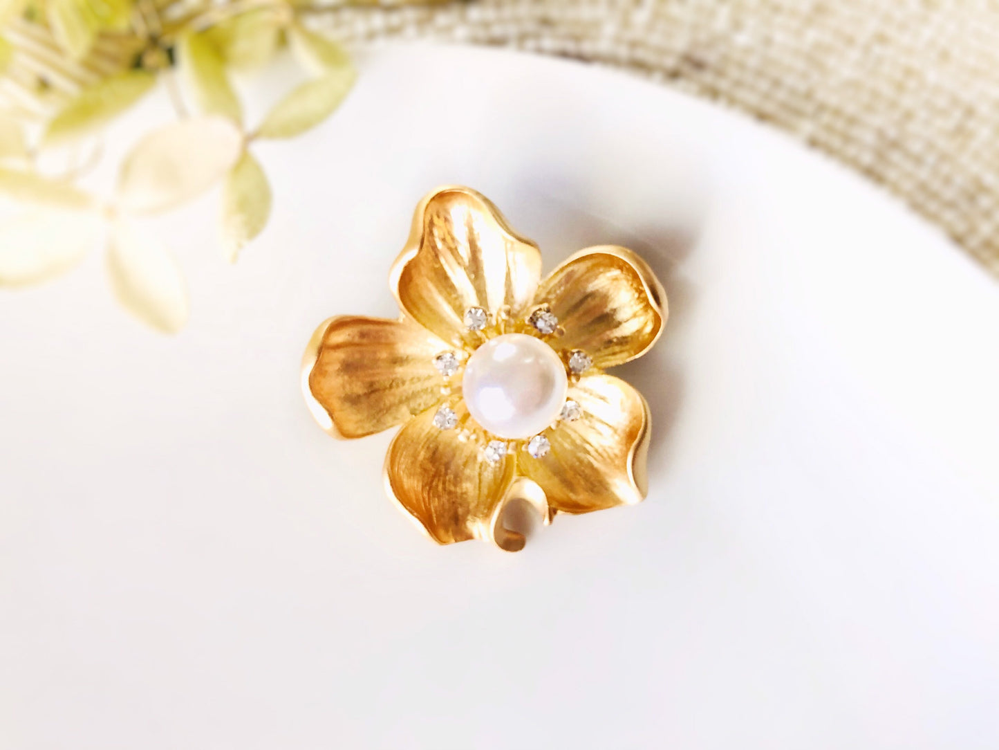 Pearl crystal flower brooch in 14K gold plated. Gold flower brooch pin, wedding bouquet brooch, gift for her, gift for mom
