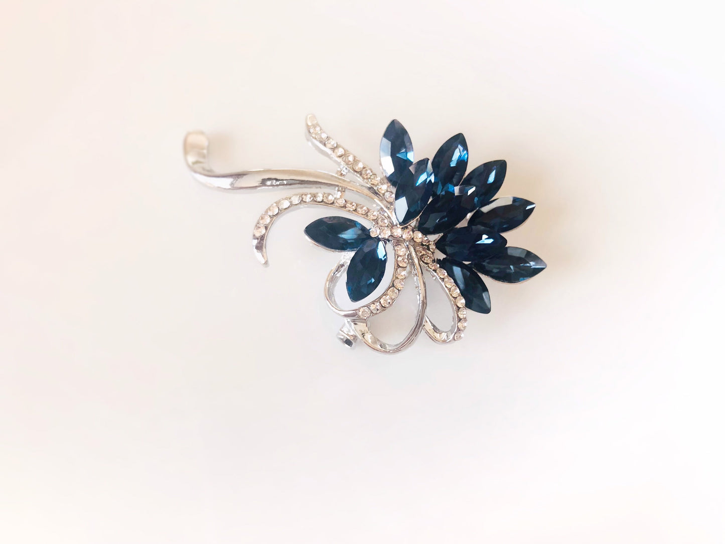 Sapphire bouquet brooch in 18k white gold, wedding bouquet brooch, gift for her, gift for mom
