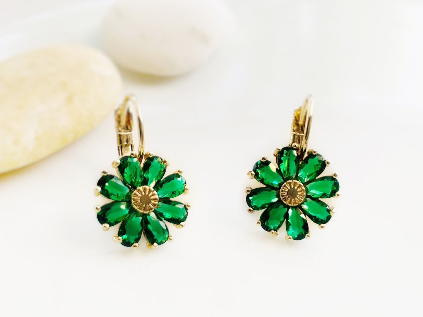 Emerald daisy flower dangle earrings, green flower drop earrings, May birthstone earrings, gift for mom, gift for her