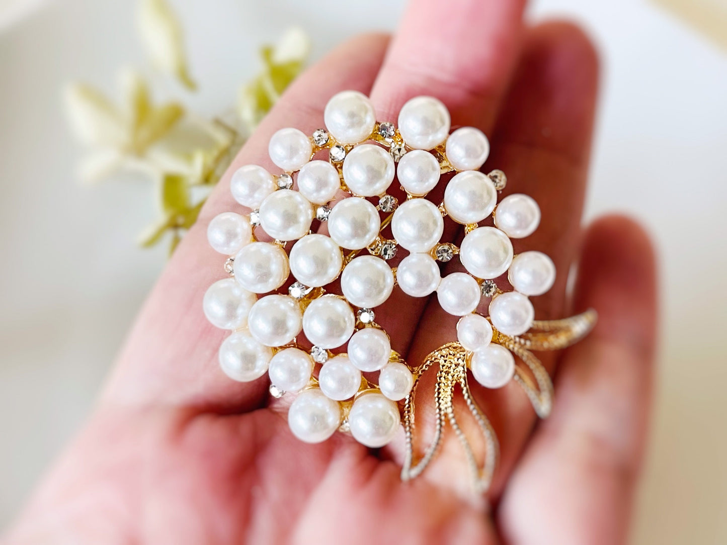 Pearl crystal wreath brooch, gold flower wreath brooch pin, wedding bouquet brooch, gift for her, gift for mom, bridal party gift