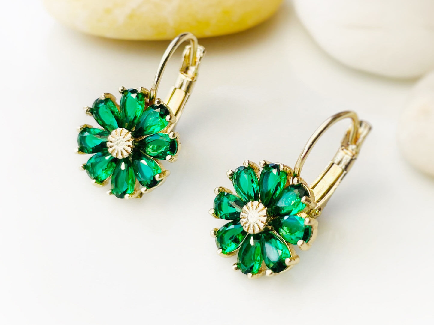 Emerald flower dangle earrings, green daisy flower drop earrings, May birthstone earrings , gift for mom, gift for her