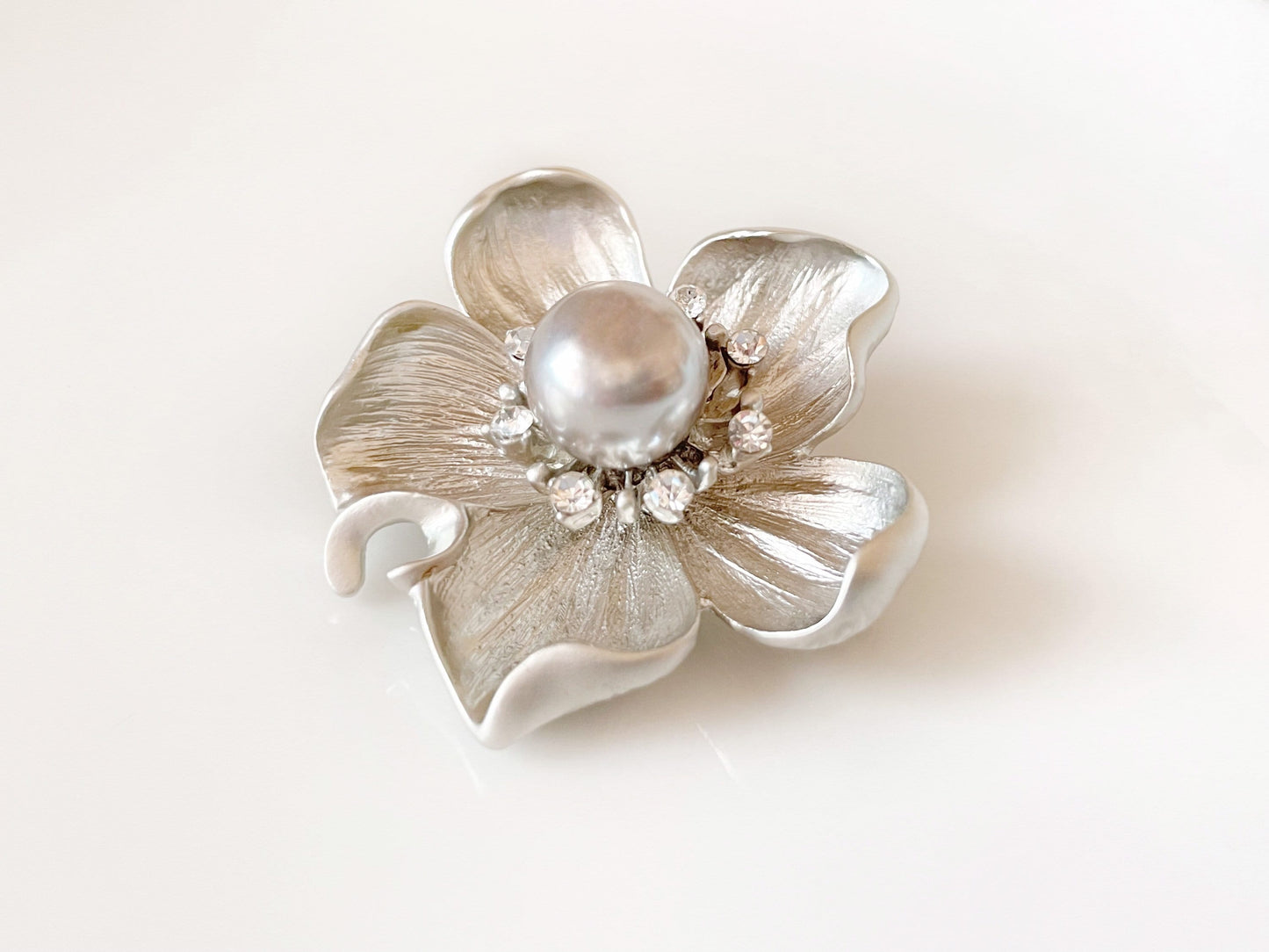 Pearl crystal flower brooch in 14K gold plated. Gold flower brooch pin, wedding bouquet brooch, gift for her, gift for mom
