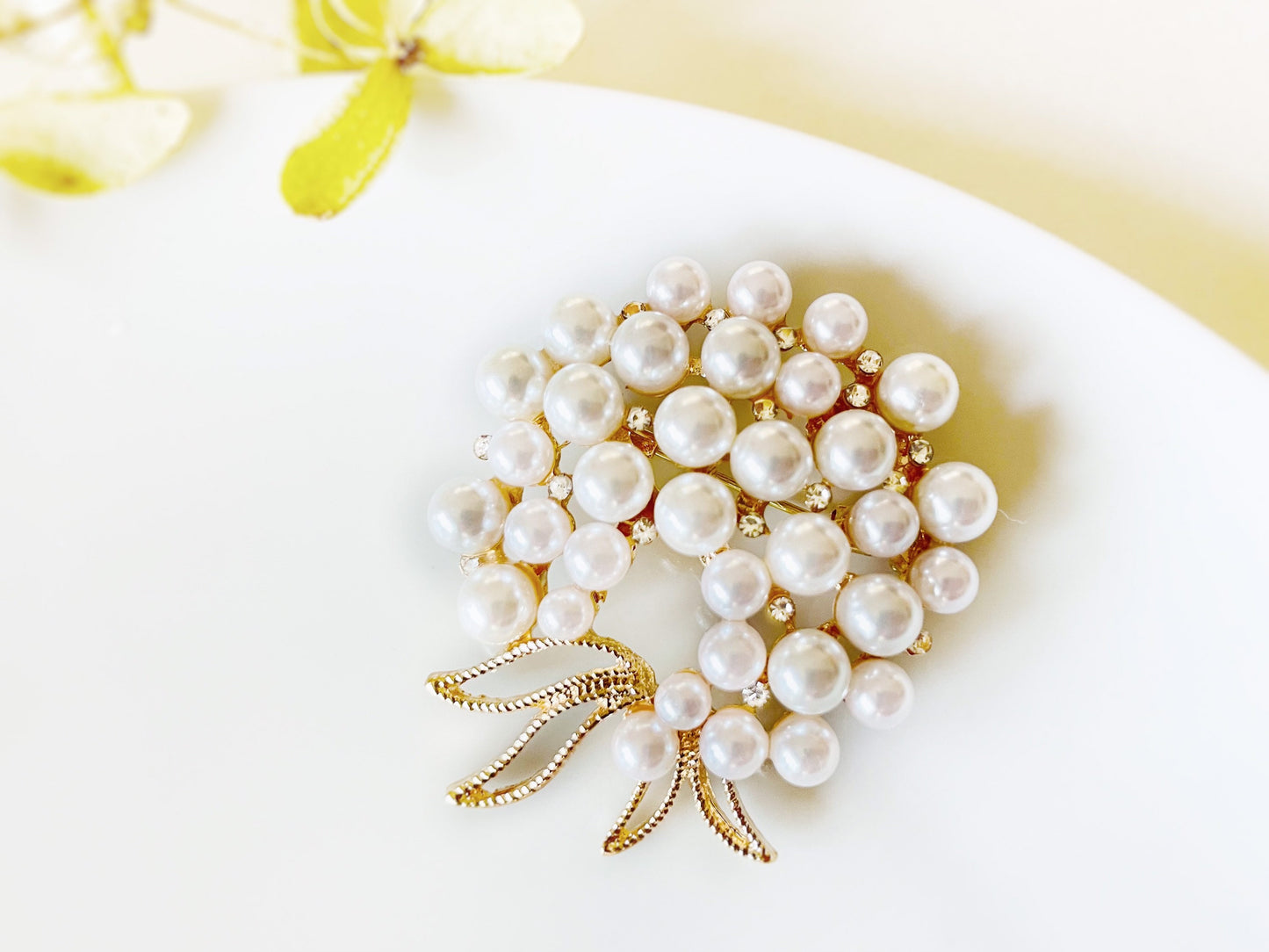 Pearl crystal wreath brooch, gold flower wreath brooch pin, wedding bouquet brooch, gift for her, gift for mom, bridal party gift