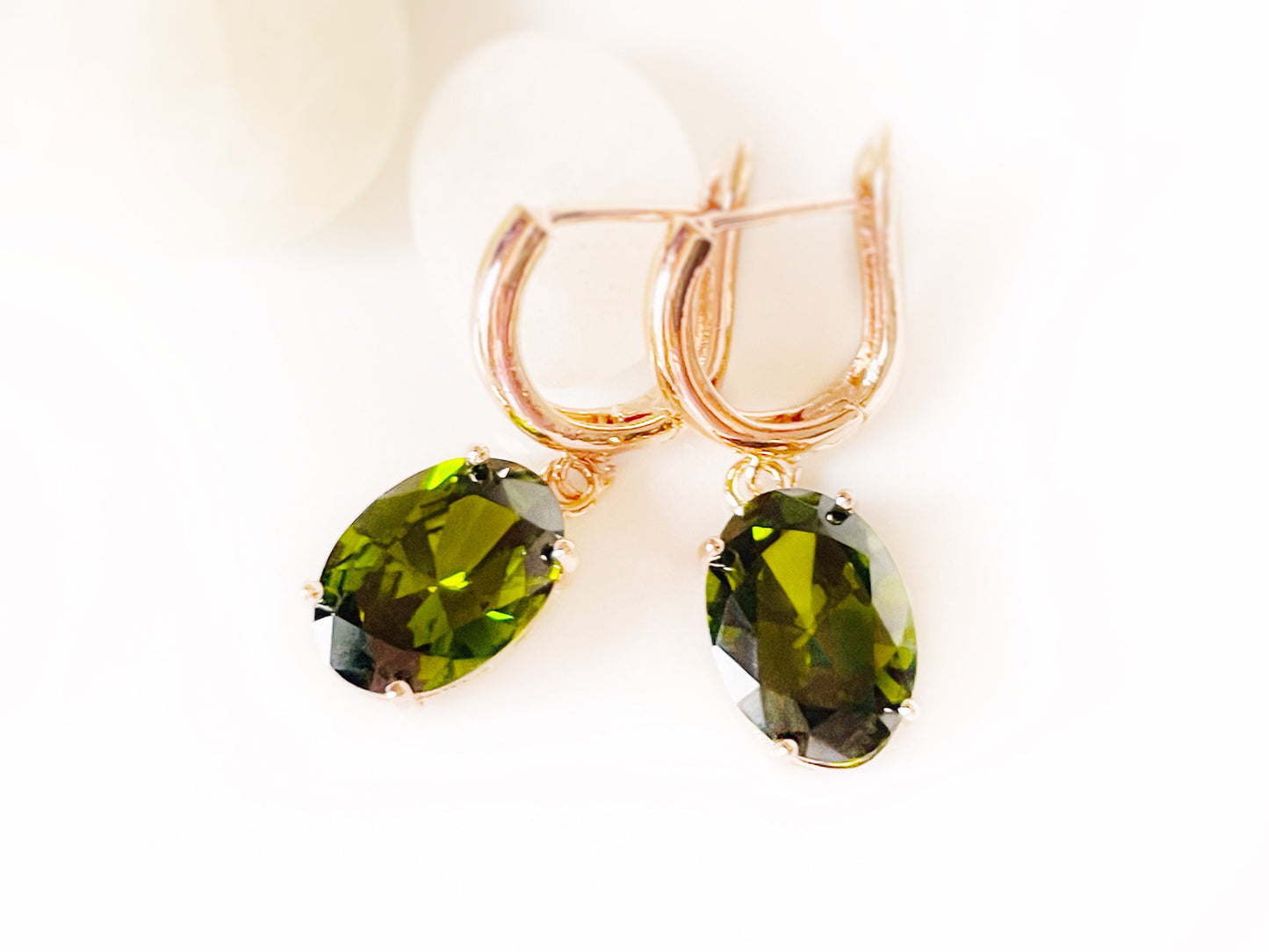 Large cushion cut peridot dangling earring in 18K white gold, gift for her, gift for mom, green gemstone bridal earrings, August birthstone