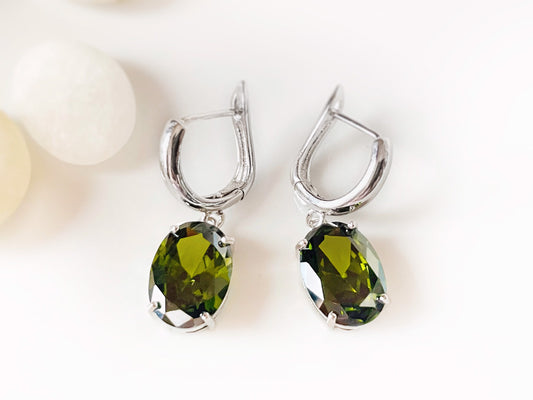 Large cushion cut peridot dangling earring in 18K white gold, gift for her, gift for mom, green gemstone bridal earrings, August birthstone