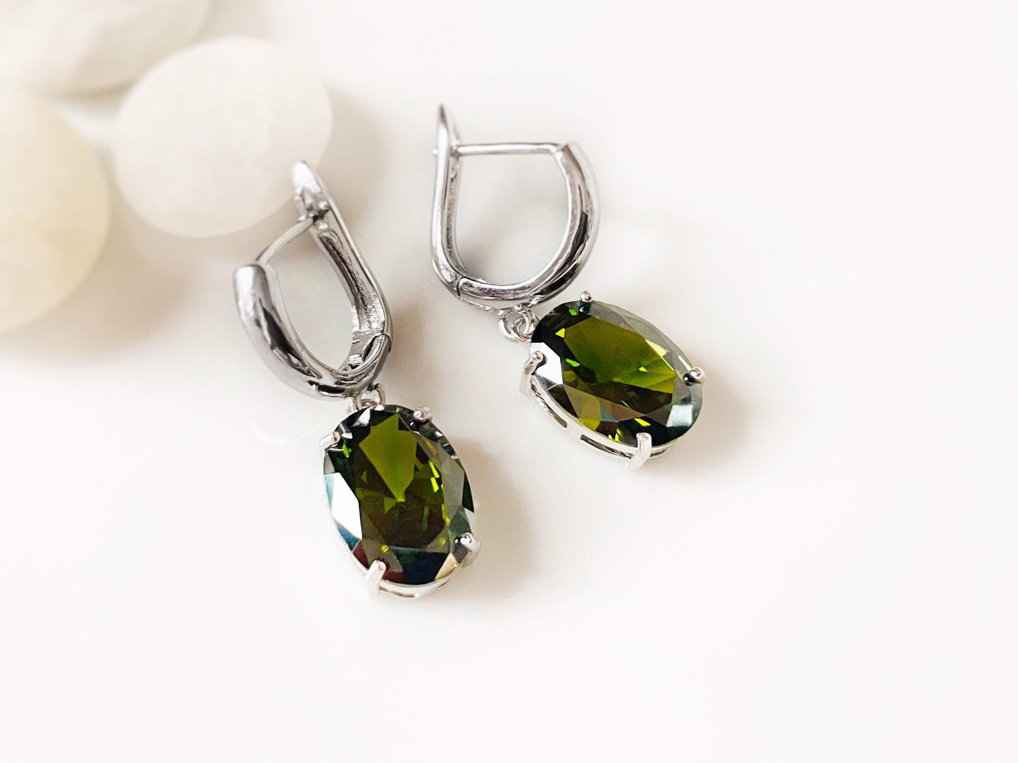 Large cushion cut peridot dangling earring in 18K white gold, gift for her, gift for mom, green gemstone bridal earrings, August birthstone
