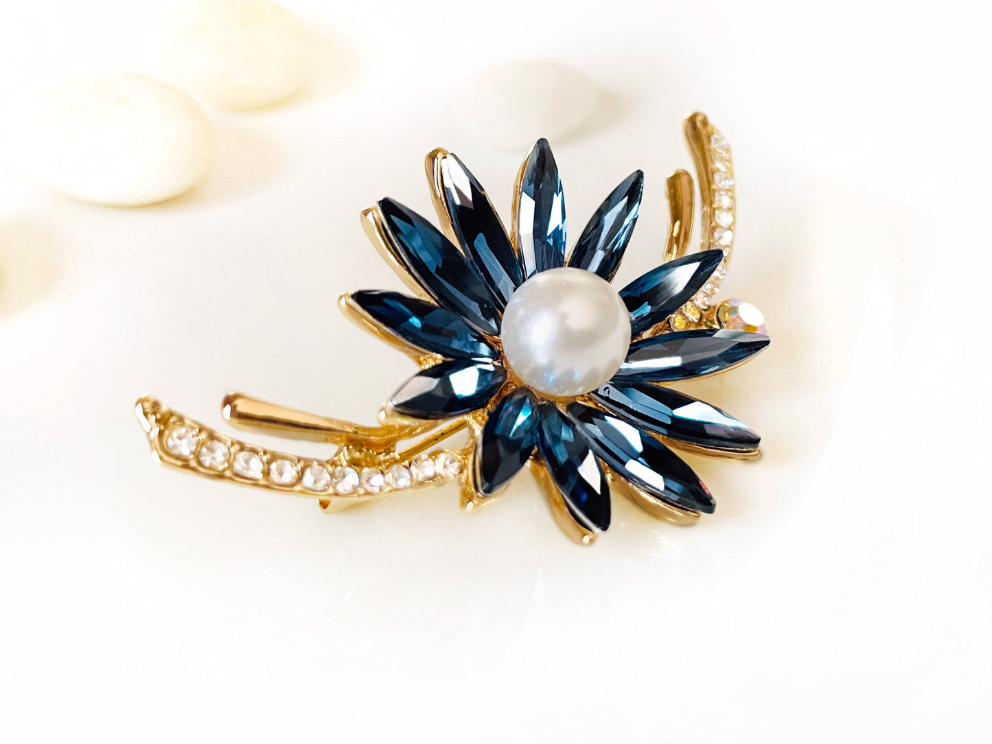 Sapphire pearl flower brooch, daisy flower brooch pin in yellow gold, wedding bouquet brooch, gift for mom, gift for her