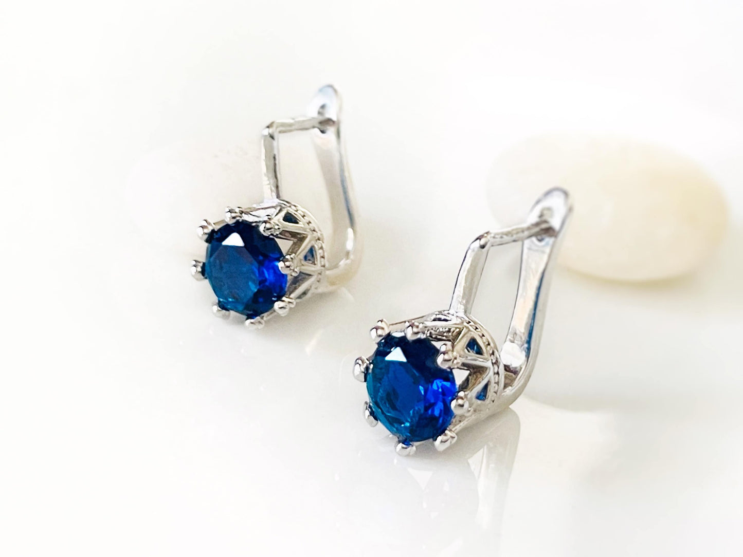 Blue topaz solitaire lever back earrings, gift for mom, 8mm blue gemstone studs lever back, December birthstone, gift for her