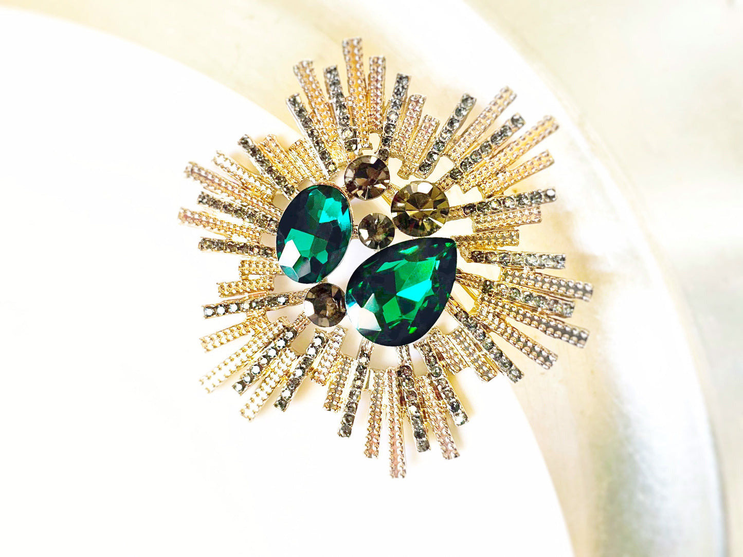 Emerald green starburst brooch pin, large green gold statement crystal brooch, gift for mom, gift for her