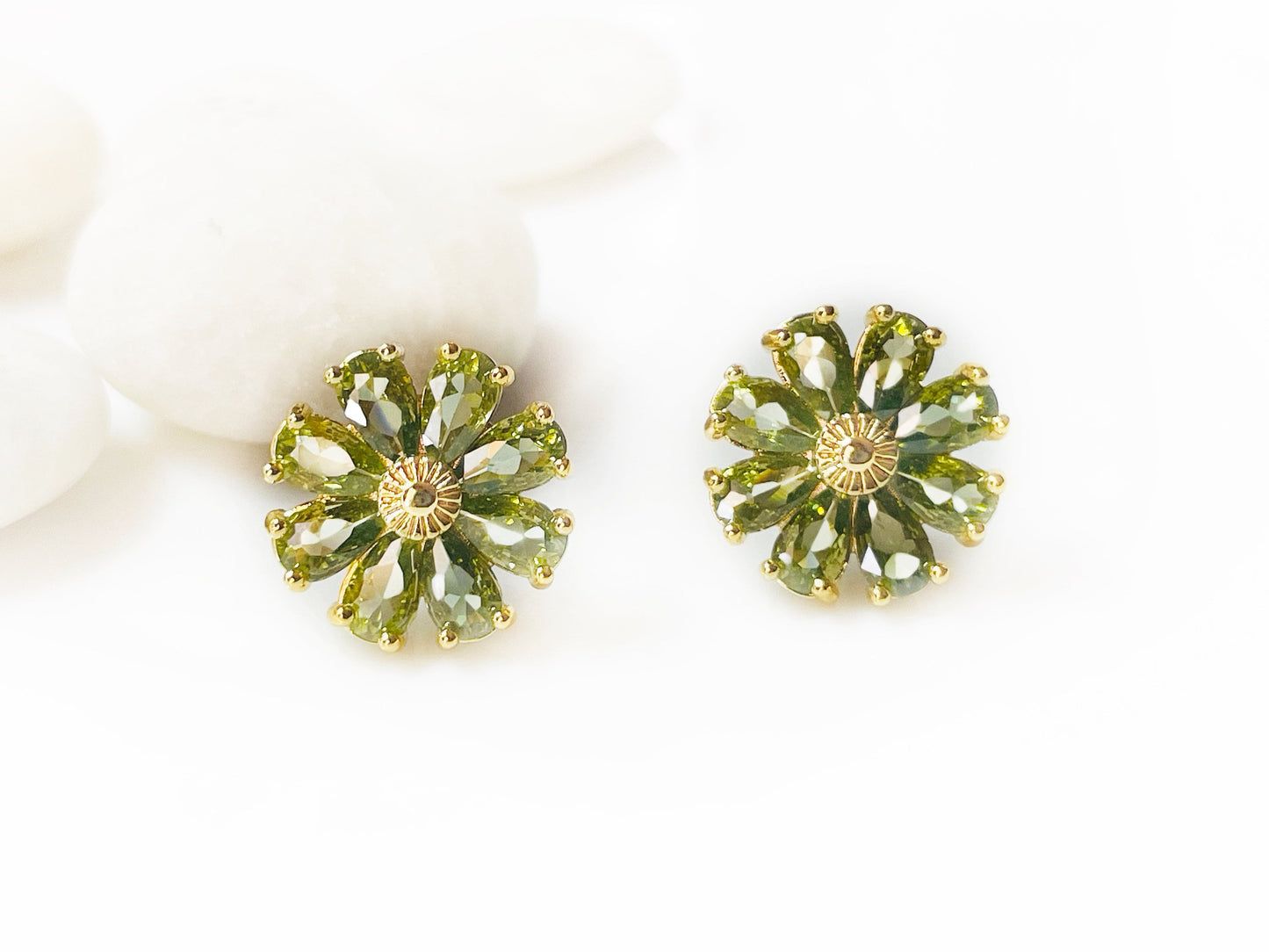 Peridot flower stud earrings 925 silver post, olive green gemstone daisy flower stud earrings, gift for mom, gift for her, August birthstone